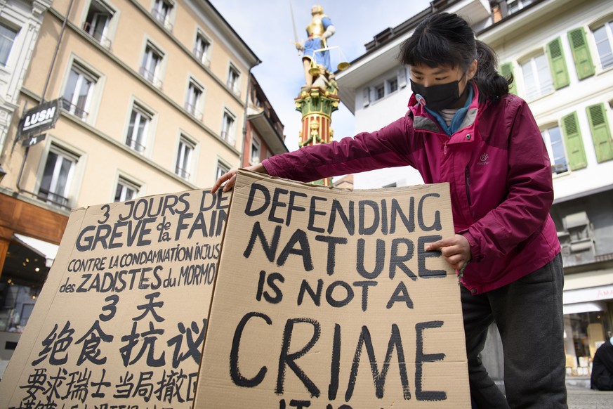 epaselect epa09145691 Chinese climate activist Howey Ou during the first day of her hunger strike, in Lausanne, Switzerland, 19 April 2021. The Chinese climate activist began her hunger strike on 19 A ...