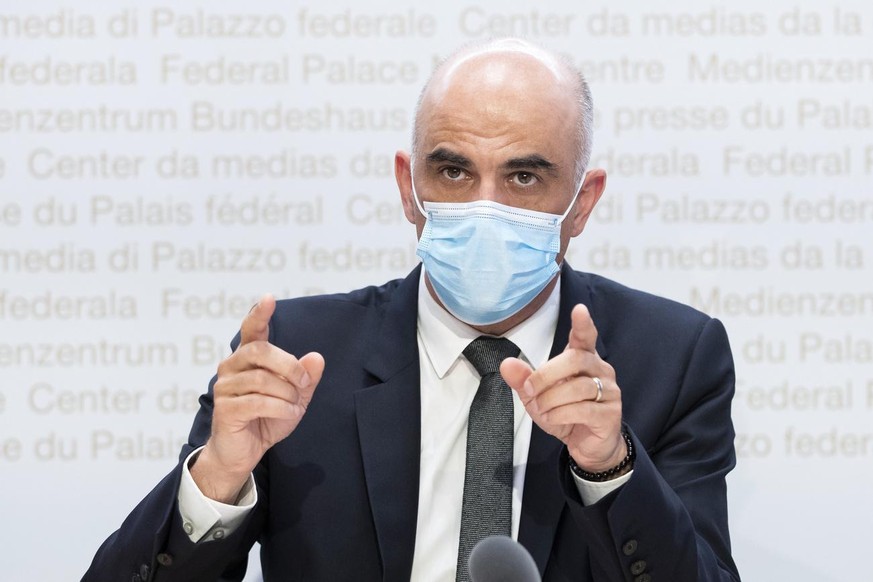 Bundesrat Alain Berset spricht waehrend einer Medienkonferenz des Bundesrates zur aktuellen Lage im Zusammenhang mit dem Coronavirus, am Mittwoch, 21. April 2021, in Bern. (KEYSTONE/Peter Klaunzer)