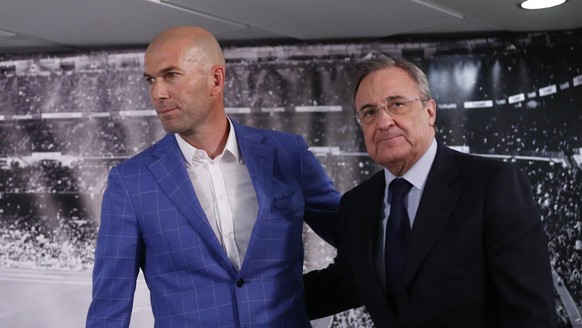 Real Madrid&#039;s President Florentino Perez, right, stands with newly appointed coach Zinedine Zidane at the Santiago Bernabeu stadium in Madrid, Spain, Monday Jan. 4, 2016. Real Madrid has fired co ...