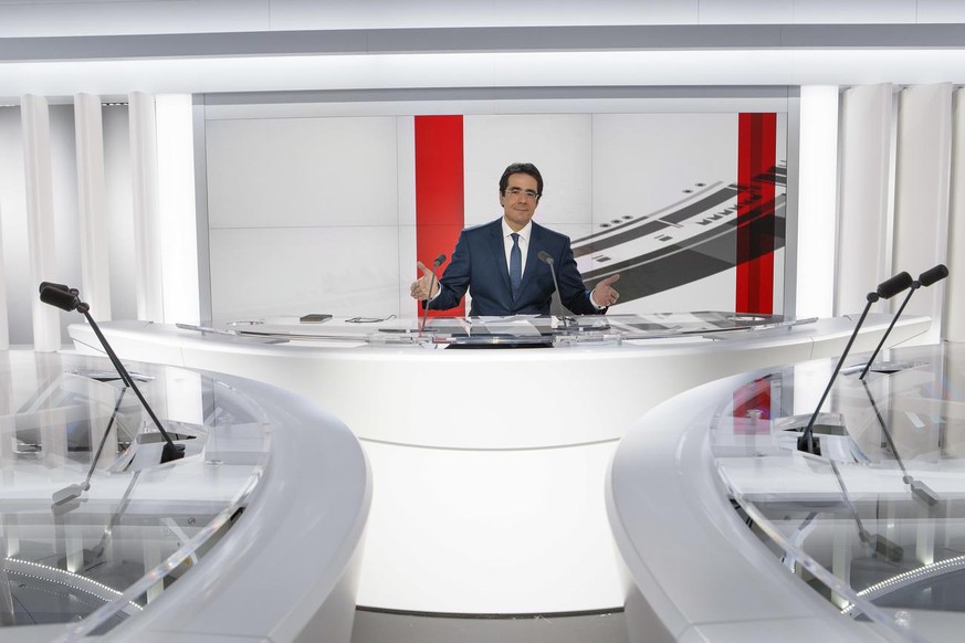 Le journaliste Darius Rochebin, presentateur vedette du Telejournal de la RTS (Radio Television Suisse), pose dans le nouveau studio HD de l&#039;Actualite TV (telejournal) de la Radio Television Suis ...