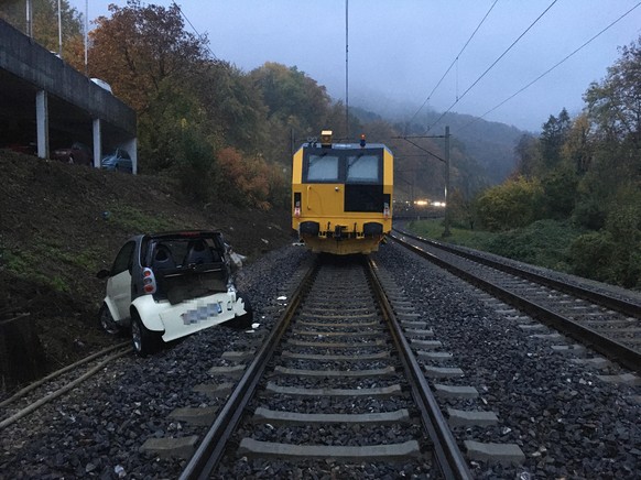 news - Verkehrsunfall: Kollision mit Zug: Ungesicherter Auto rollt in Baden AG auf Gleis