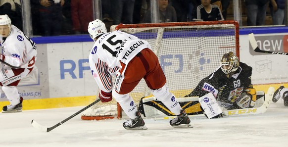 Hockey sur glace Coupe suisse, Porrentruy 18 septembre 2018. HC Ajoie - Lausanne HC. Photo: Dustin Jeffrey ( LHC en blanc) marque le 2e but au gardien Dominic Nyffeler. (KEYSTONE/BIST/Roger Meier)