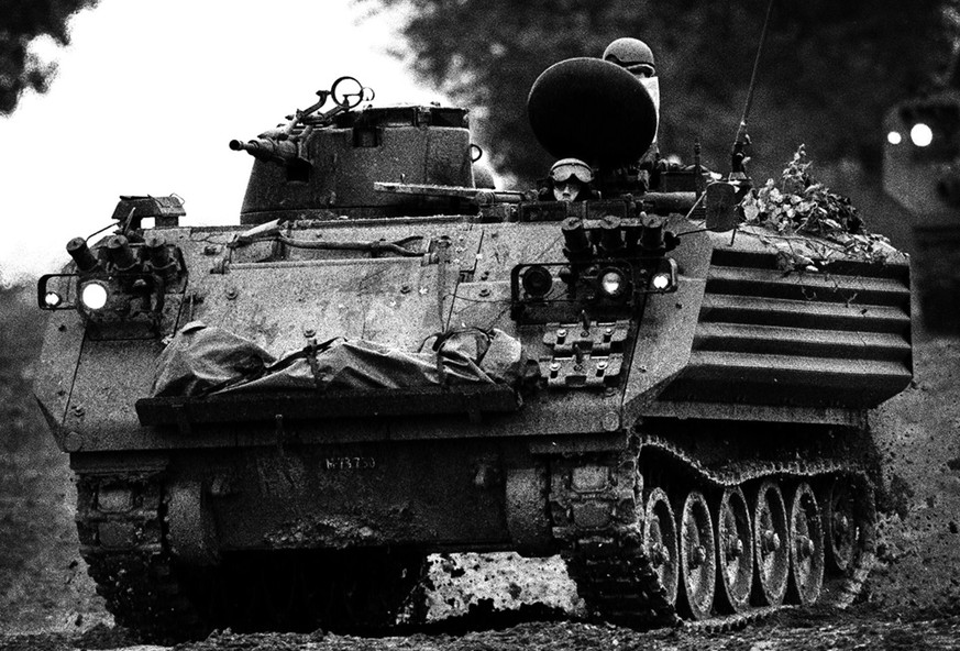 Ein Schuetzenpanzer M113 faehrt am 23. Juni 2003, waehrend einer Uebung auf dem Gelaende des Panzeruebungsplatzes bei Bure. (KEYSTONE/Gaetan Bally) === ===