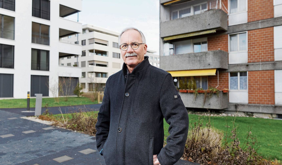 Alt und neu treffen in Zuchwil im Kanton Solothurn aufeinander: Gemeindepräsident Stefan Hug vor der Überbauung «Volaare».