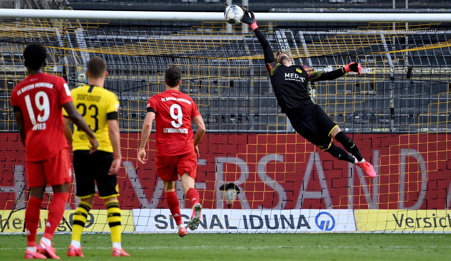 epa08445438 Dortmund&#039;s goalkeeper Roman Buerki (R) concedes the 0-1 goal scored by Bayern Munich&#039;s Joshua Kimmich (not pictured) during the German Bundesliga soccer match between Borussia Do ...