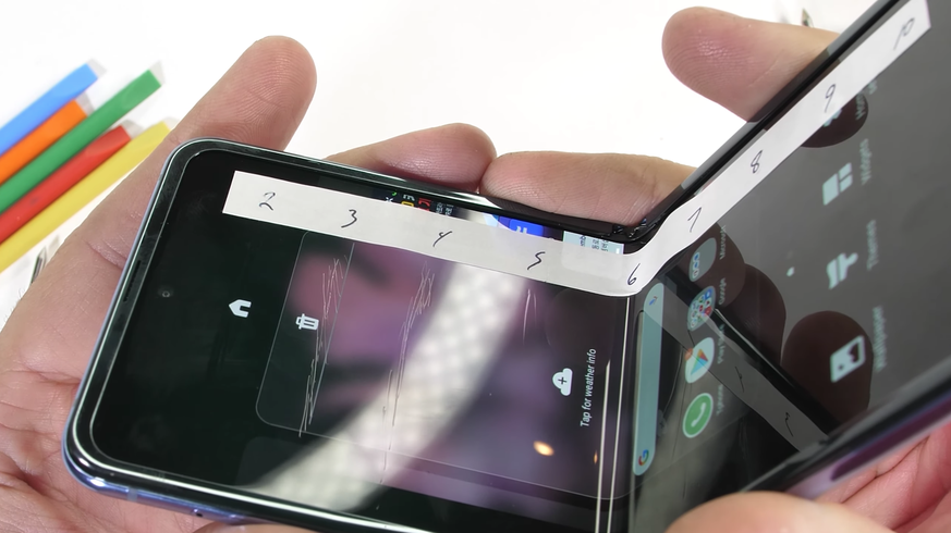 Von Smartphone-Displays erwarten wir gewisse Eigenschaften, gerade bei einem Gerät, das eingeklappt perfekt in die Hosentasche passt.