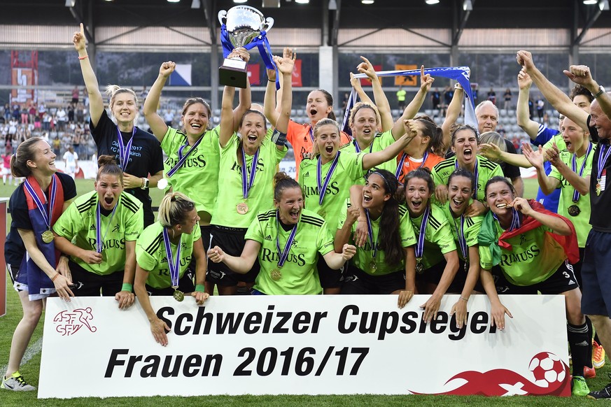 Neunkirchs Team feiert ihren Sieg nach dem Fussball Frauen Cupfinal zwischen dem FC Zuerich und dem FC Neunkirch, am Samstag, 27. Mai 2017, in der Tissot Arena in Biel. (KEYSTONE/Peter Schneider)
