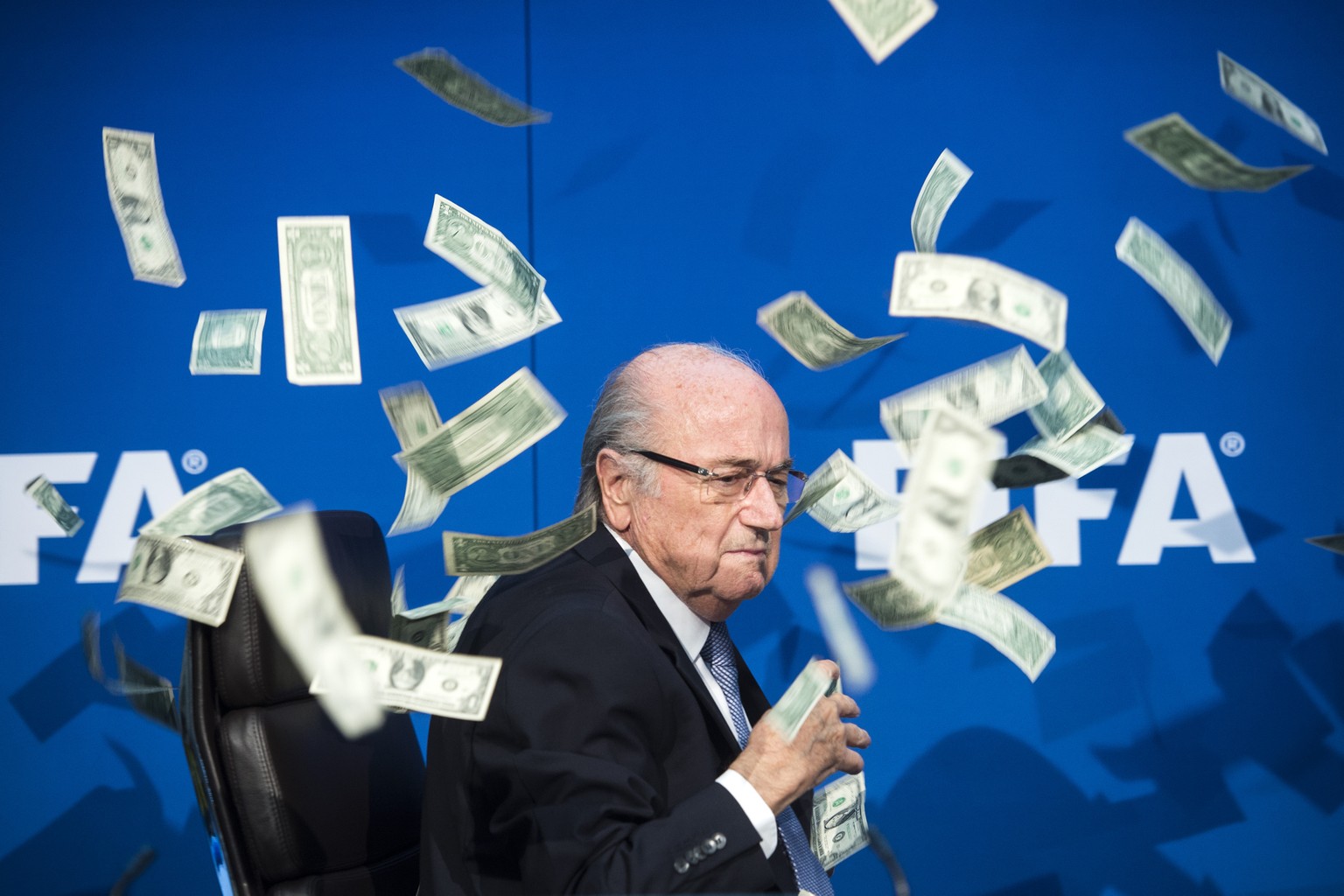 ARCHIV  ZUM KEYSTONE-SDA-INTERVIEW MIT JOSEPH «SEPP» BLATTER STELLEN WIR IHNEN FOLGENDES BILDMATERIAL ZUR VERFUEGUNG - FIFA president Joseph S. &quot;Sepp&quot; Blatter is pictured while banknotes th ...