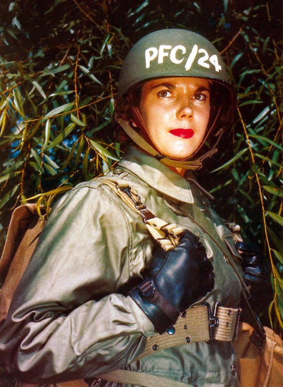 A member of the US Army Women&#039;s Auxiliary Army Corps (WAAC) wearing an M43 field jacket, circa 1944. (Photo by Galerie Bilderwelt/Getty Images)