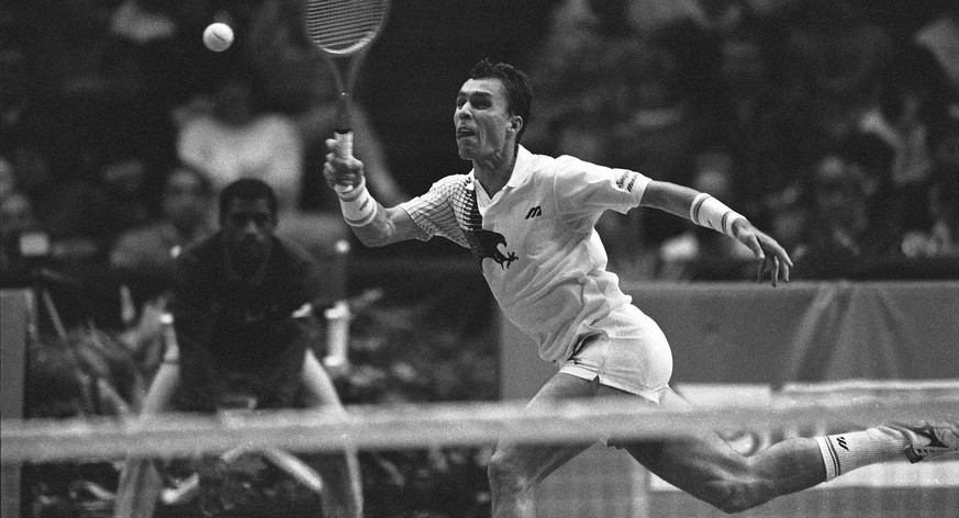 Ivan Lendl reaches to return a shot to Michael Strich during play at the U.S. Pro Indoor tennis tournament in Philadelphia, Feb. 15, 1991. (AP Photo/John Bohn) (KEYSTONE/AP/John Bohn)