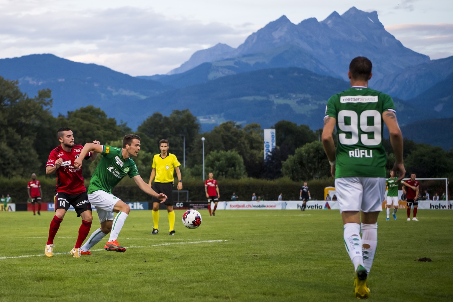 Le joueur valaisan Emin Aslan, gauche, lutte pour le ballon avec le joueur st-gallois Lukas Goertler, droite, lors de la rencontre de Coupe de Suisse entre Le FC Monthey et FC St. Gallen le samedi 17  ...