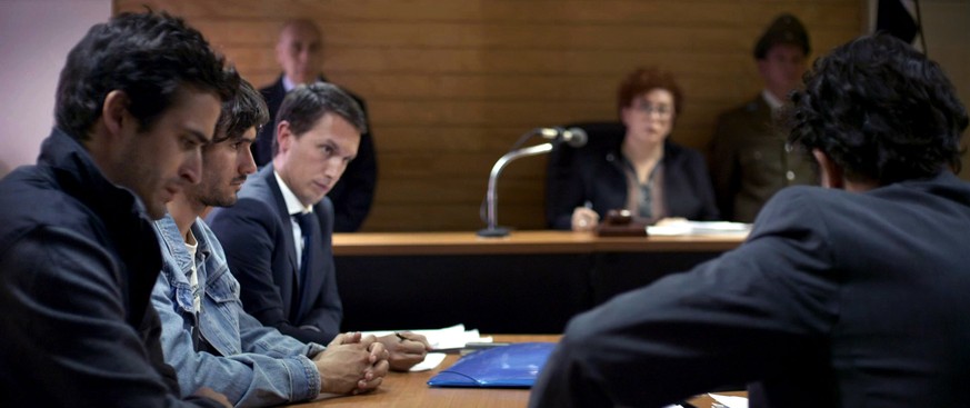 Manuel (Samuel Landea)&nbsp;und Vicente (Agustín Silva)&nbsp;vor Gericht wegen Fahrerflucht mit Todesfolge.