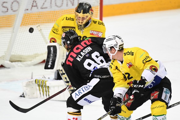 Lugano&#039;s player Linus Klasen, center, scores the 3-2 goal during the preliminary round game of National League Swiss Championship 2018/19 between HC Lugano and SC Bern, at the ice stadium Corner  ...