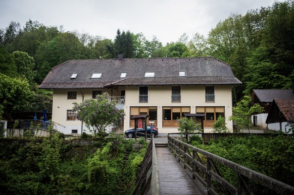 epa07567328 General view of a Pension in Passau, Bavaria, Germany, 11 May 2019. Three bodies were found over the weekend with arrows in their bodies in the pension. Two crossbows were lying next to th ...