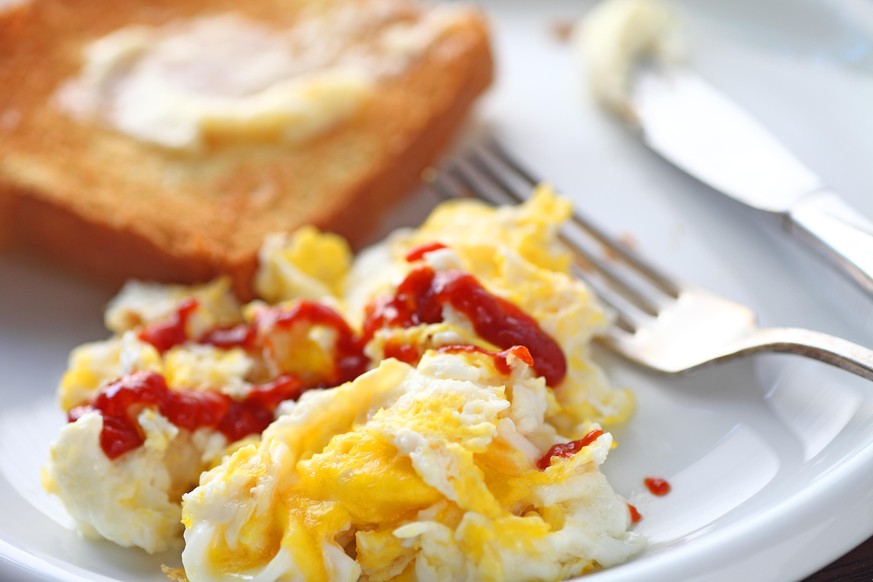 sriracha scrambled eggs. rühreier eier essen food zmorge frühstück kochen chilisauce