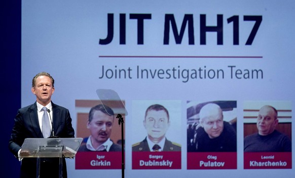 epa07657675 Fred Westerbeke of the Joint Investigation Team (JIT) at the press conference of the JIT on the ongoing investigation of the Malaysia Airlines MH17 crash in 2014, in Nieuwegein, The Nether ...