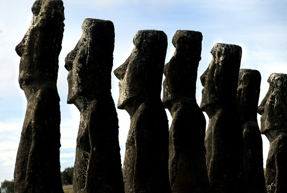 A view of &quot;Moai&quot; statues in Ahu Akivi, on Easter Island, 4,000 km (2486 miles) west of Santiago, in this photo taken October 31, 2003. The ancient Polynesian Rapa Nui people who populated Ea ...
