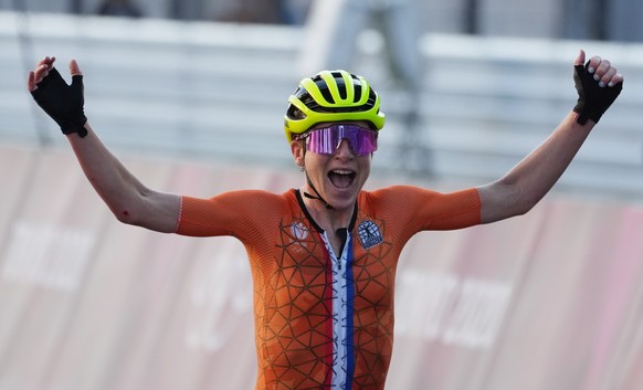 epa09364073 Annemiek van Vleuten of the Netherlands celebrates as she crosses the finish line in 4th place in the Women&#039;s Road Cycling race of the Tokyo 2020 Olympic Games at the Fuji Internation ...