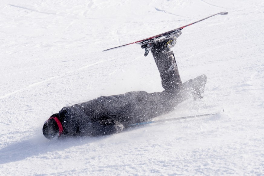 skifahren sturz ski fail facepalm crash beinbruch skiferien wintersport