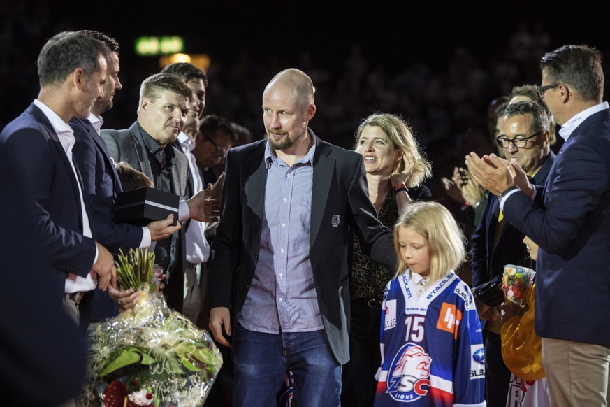 Der ehemalige ZSC Spieler Mathias Seger, Mitte, freut sich bei seiner Verabschiedung vor dem Eishockeyspiel der National League zwischen den ZSC Lions und dem SC Bern am Freitag, 21. September 2018, i ...