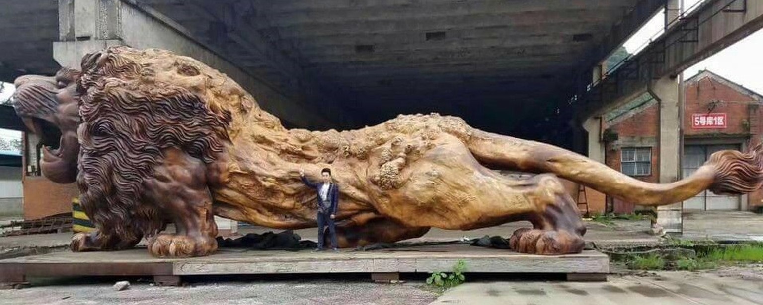 wuhan fortune square lion löwe redwood skulptur kunst löwe china holz http://www.wwideas.com/2017/05/giant-lion-sculpture-carved-from-single-tree-trunk-took-20-people-and-3-years-to-complete/