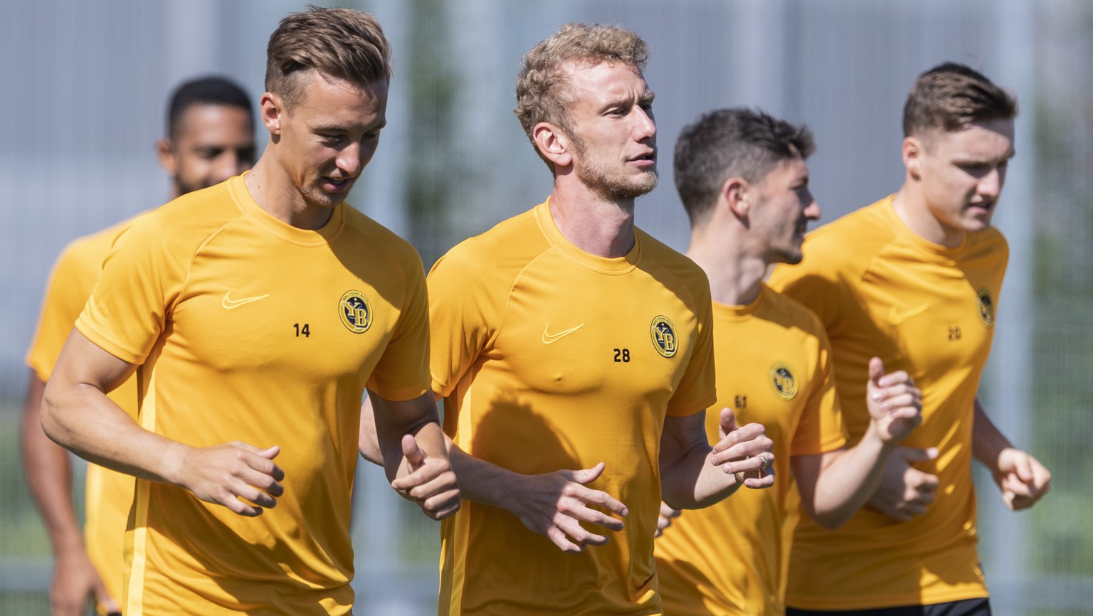 Die neuen Spieler des BSC Young Boys, Nicolas Buergy, links, und Fabian Lustenberger laufen sich ein zum ersten Training der Saison 2019/20 der Fussball Super League, am Montag, 17. Juni 2019, in Bern ...