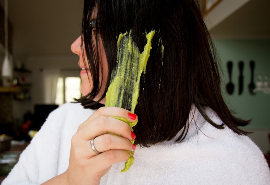 avocado haarmaske haar conditioner lifestyle beauty food essen https://wholefully.com/whipped-avocado-honey-and-olive-oil-hair-mask/