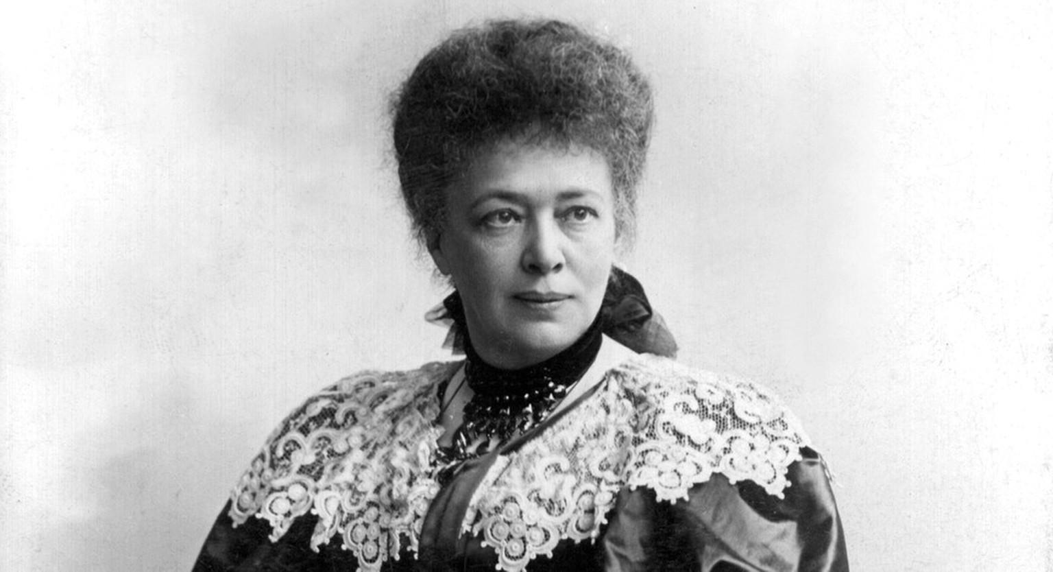 Bertha von Suttner wurde 1905 als erste Frau mit dem Friedensnobelpreis ausgezeichnet. Ihr Buch «Die Waffen nieder!» (1889) wurde weltberühmt, wenn auch begleitet von unzähligen Verrissen in den damal ...