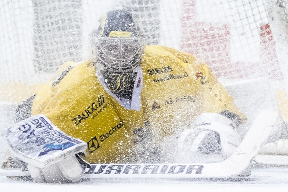 Le gardien bernois Philip Wuethrich fait un arret, lors du 1er match de la finale de playoff du championnat suisse de hockey sur glace, Swiss League, entre le HC La Chaux-de-Fonds et le SC Langenthal, ...