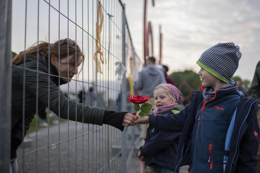 Menschen feiern nach dem Abbau des doppelten Grenzzauns zwischen Kreuzlingen in der Schweiz und Konstanz in Deutschland, am Freitag, 15. Mai 2020, in Kreuzlingen. Der doppelte Zaun war errichtet worde ...