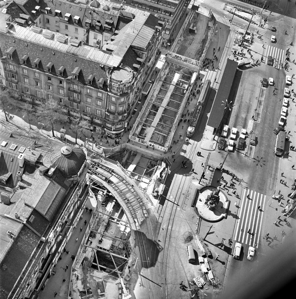 Luftaufnahme des Bahnhofplatz in Zuerich, Schweiz, mit der Baustelle fuer die Bahnhofunterfuehrung und die Ladenpassage Shopville, aufgenommen 1966. (KEYSTONE/Str)