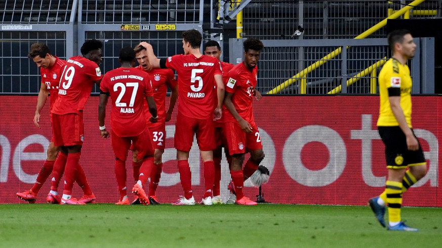 epa08445404 Joshua Kimmich (C) of Bayern Munich celebrates with teammates after scoring the 0-1 goal during the German Bundesliga soccer match between Borussia Dortmund and FC Bayern Munich at Signal  ...