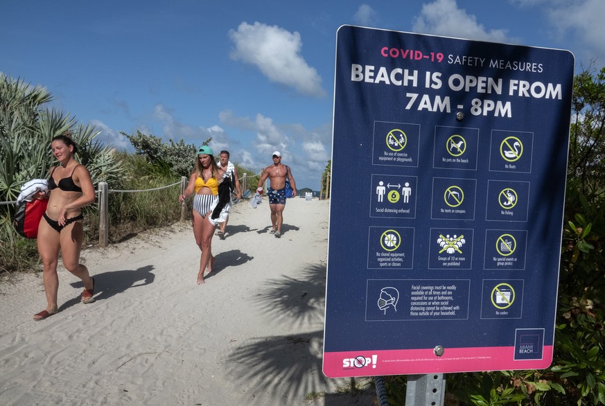 epa08511381 A group of people walk in Miami beach, Florida, USA, 26 June 2020. Florida&#039;s Department of Health confirmed on 24 June, 5,508 additional cases of Coronavirus, setting another daily to ...