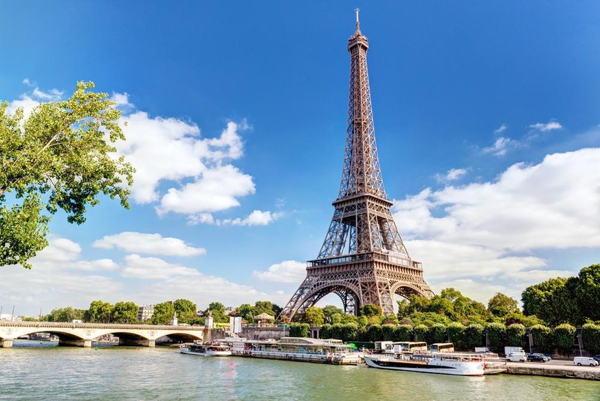 Paris, Eiffelturm im Sommer