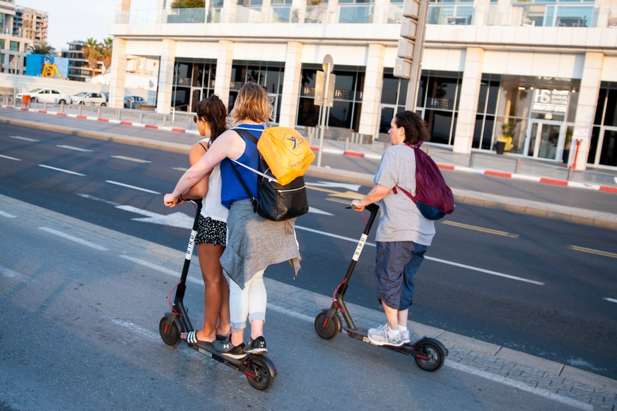 In Zürich ein alltägliches Bild: E-Scooter-Nutzer fahren im Huckepack auf dem Trottoir.