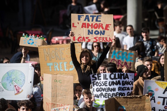 epa07440100 Students demonstrate during a &#039;Climate strike&#039; protest in Bellinzona, Switzerland, 15 March 2019. Students across the world are taking part in a massive global student strike mov ...