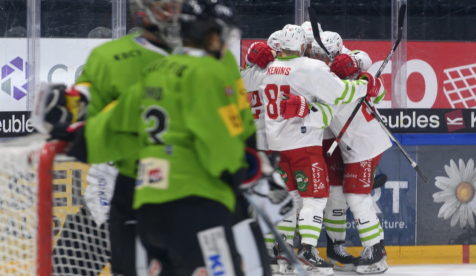 LHC Spieler jubeln nach ein Tor (1-1) von Lausannes Christoph Bertschy, beim Eishockey Meisterschaftsspiel der National League A zwischen den HC Fribourg Gotteron und dem Lausanne HC, am Freitag, 26.  ...