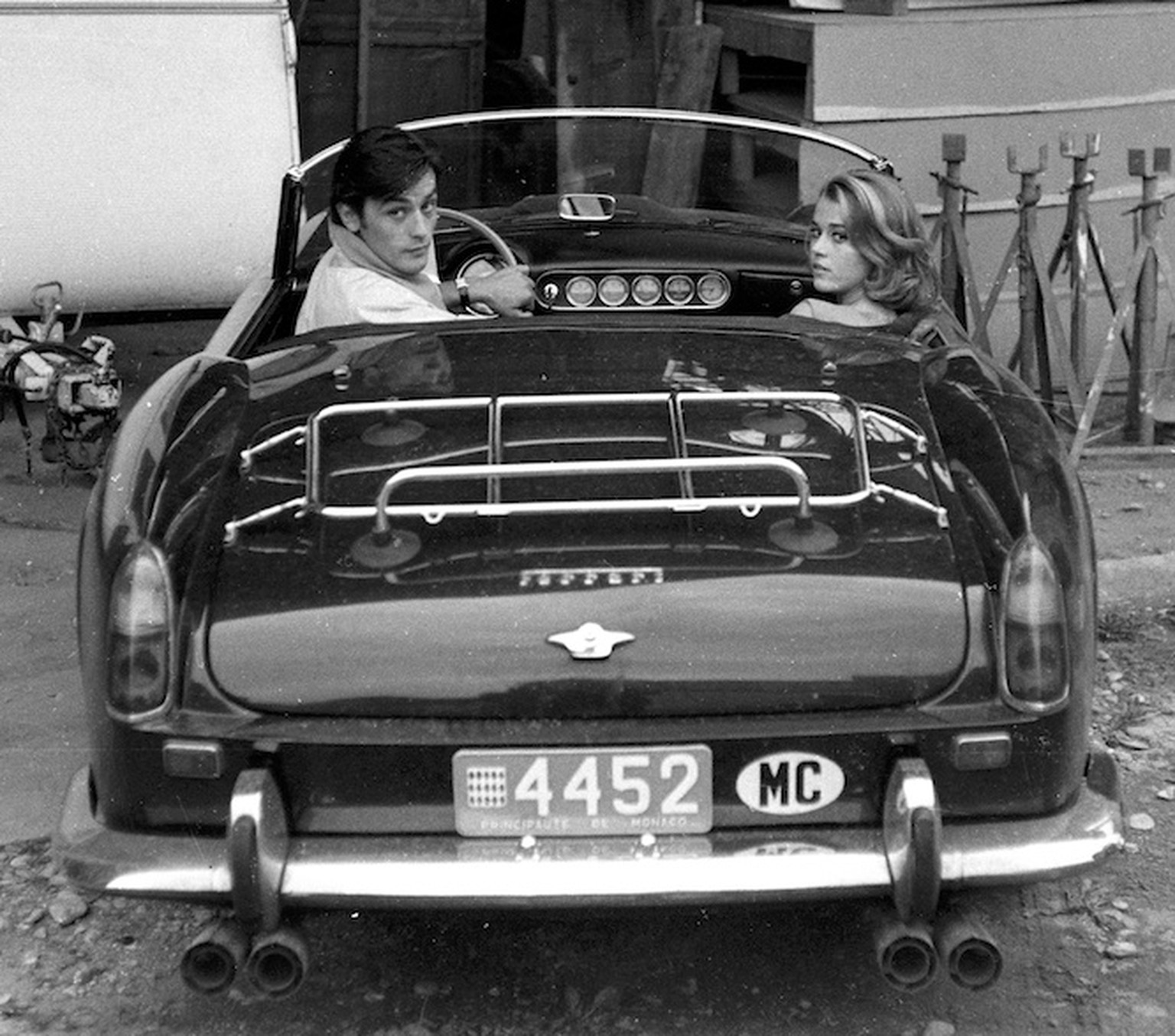 Jane Fonda und Alain Delon in einem Ferrari 250 GT Spider California auf dem Filmset von «Les Felins», Antibes 1964. 
(Foto Edward Quinn, © edwardquinn.com)