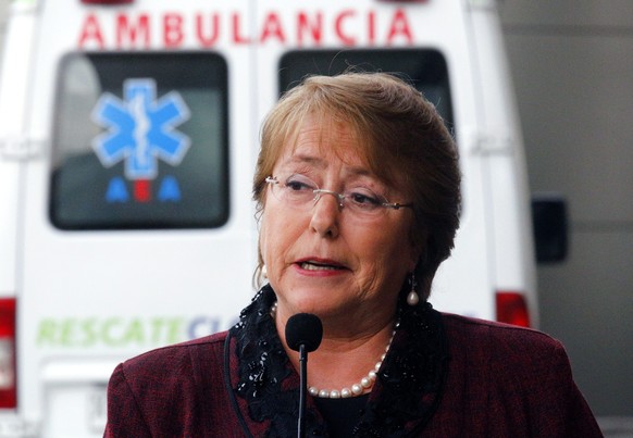 Chiles Präsidentin Michelle Bachelet spricht nach einem Besuch bei Verletzten im Spital zu den Medien. Sie geisselte das «feige Vorgehen» der bislang unbekannten Täter.