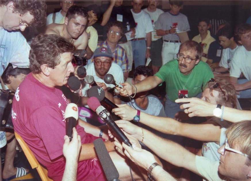 Im Vorfeld des WM-Spiels der Schweizer Nationalmannschaft gegen Rumaenien vom 22. Juni 1994 gibt Trainer Roy Hodgson am 19. Juni 1994 in Detroit, USA, nach dem Training der Mannschaft den Medien Ausku ...