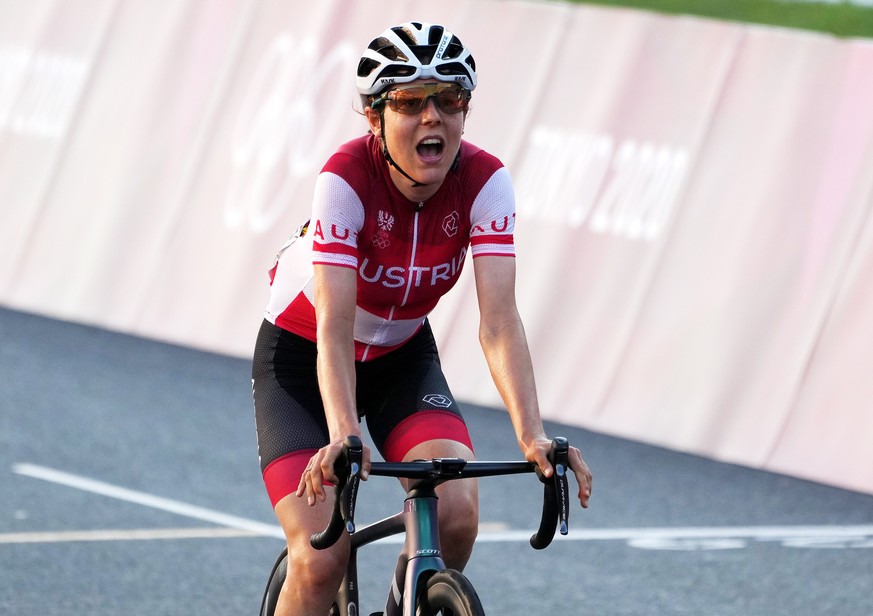 epa09363834 Anna Kiesenhofer of Austria wins the Women&#039;s Road Cycling race of the Tokyo 2020 Olympic Games at the Fuji International Speedway in Oyama, Japan, 25 July 2021. EPA/CHRISTOPHER JUE