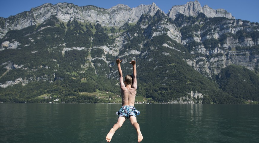 Jonas kuehlt sich ab mit einem Sprung ins Wasser, am Samstag, 27. August 2016, am Walensee in Murg. (KEYSTONE/Gian Ehrenzeller)

Jonas jumps in the water of the Walensee lake at Murg, Switzerland, Sat ...