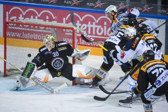 Lugano’s goalkeeper Elvis Merzlikins, left, in action during the preliminary round game of the National League between HC Lugano and EV Zug, at the ice stadium Resega in Lugano, on Saturday, January 2 ...