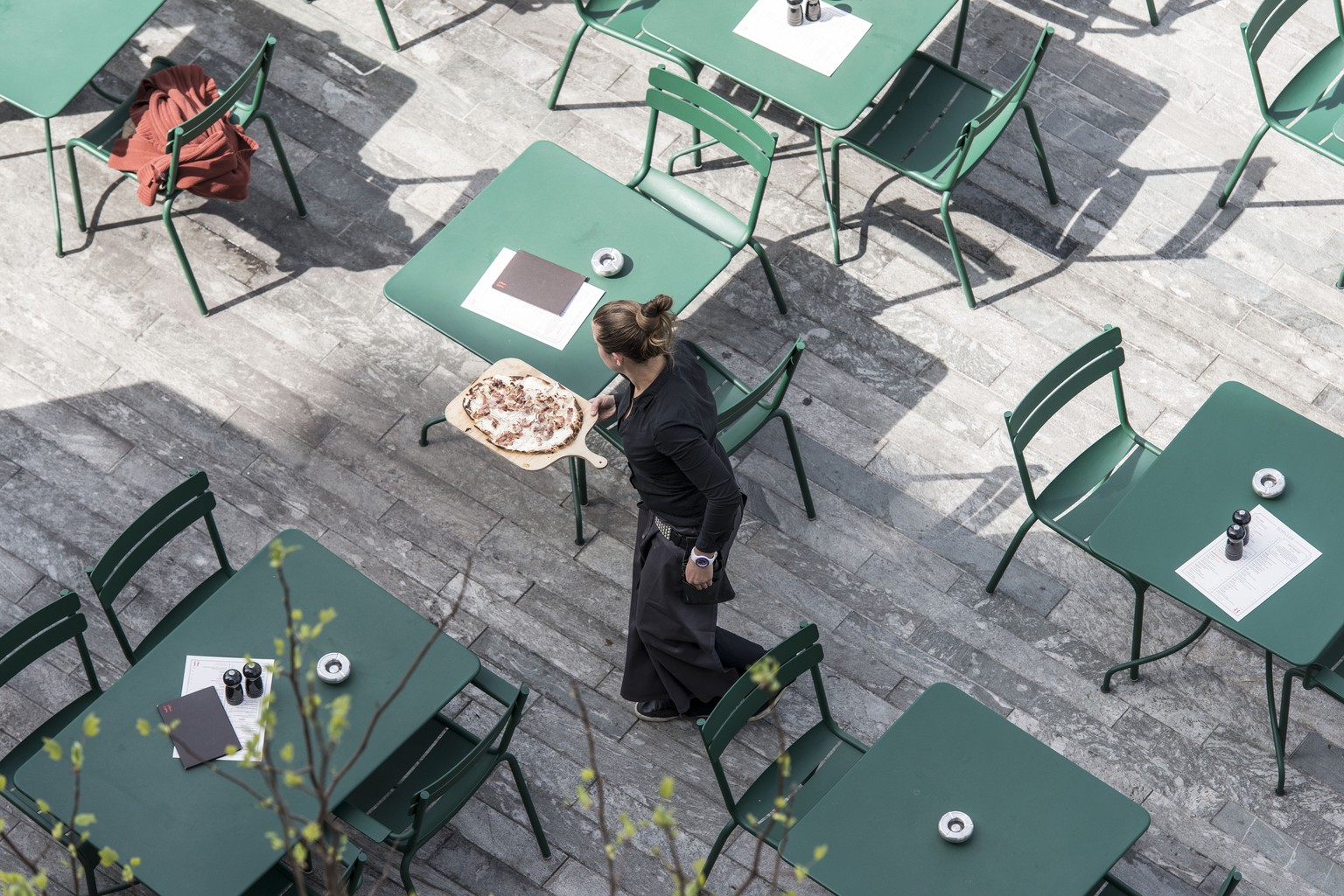 ARCHIVBILD ZUR MELDUNG, DASS AB DEM 11. MAI AUCH RESTAURANTS WIEDER OEFFNEN DUERFEN - Waiter in a restaurant in Zurich, pictured on (KEYSTONE/Christian Beutler)