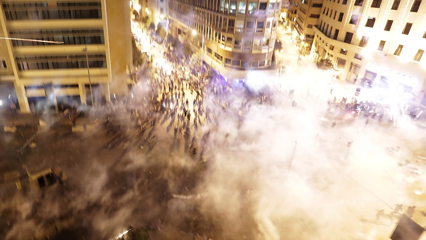 Die Polizei reagiert mit Tränengas auf Proteste gegen die Regierung im Libanon.