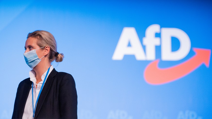 28.11.2020, Nordrhein-Westfalen, Kalkar: Alice Weidel, stellvertretende Bundessprecherin, steht beim Bundesparteitag der AfD auf dem Podium. Die Partei entscheidet