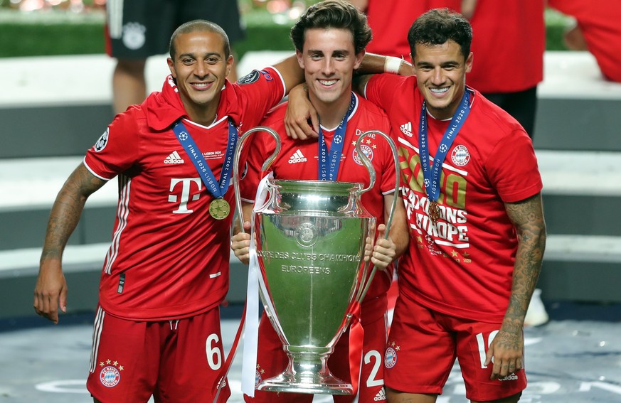 epa08621032 (L-R) Thiago Alcantara, Alvaro Odriozola and Philippe Coutinho of FC Bayern react with the trophy after winning the UEFA Champions League final between Paris Saint-Germain and Bayern Munic ...