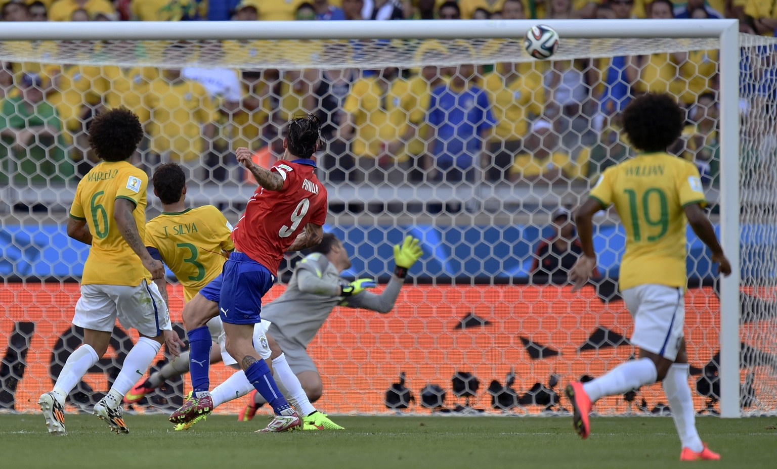 WM-Achtelfinal Brasilien – Chile, 120. Minute: Geht der Schuss Pinillas ins Tor, ist der WM-Gastgeber ausgeschieden.