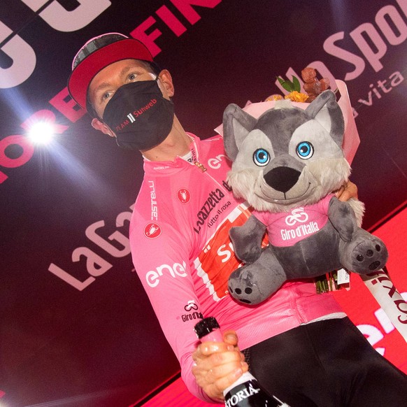 epa08768602 Dutch rider Wilco Kelderman of Team Sunweb wears a protective face mask on the podium after retaining the overall leader&#039;s pink jersey following the 19th stage of the 2020 Giro d&#039 ...