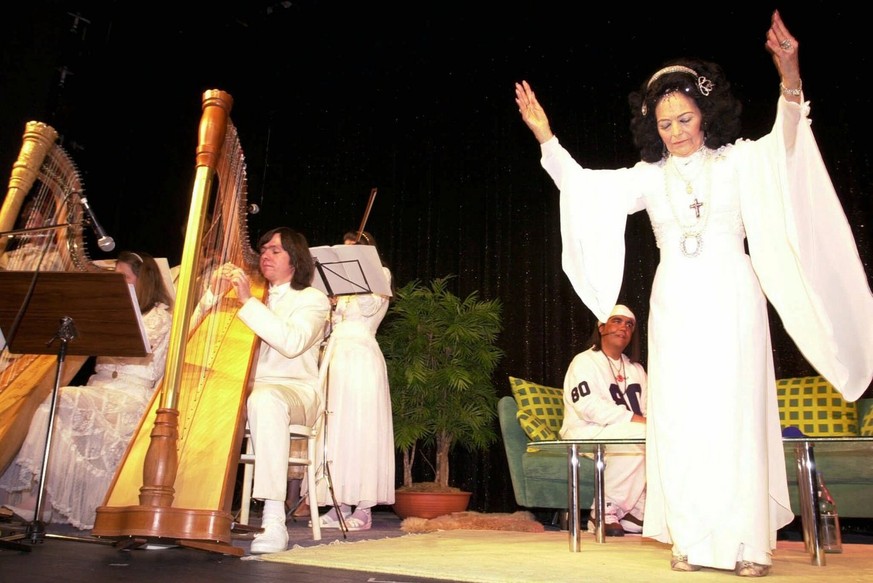Uriella, vorne, und Mike Shiva, hinten, traten am Montag, 3. April 2000, im Haebse-Theater in Basel bei einem Esoterik-Apero und Show auf. (KEYSTONE/Michaela Rehle) === ELECTRONIC IMAGE ===